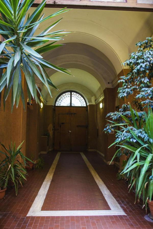 Maisonette Al Colosseo Rome Bagian luar foto